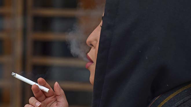 نجلاء ، امرأة سعودية تبلغ من العمر 26 عامًا ، تدخن علنًا في مقهى بوسط الرياض